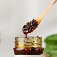 Sauce chili chinois aux haricots noirs avec du riz et des nouilles garder une bonne table
