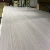 Panneau de contreplaqué mélaminé 1220x2440mm, surface à grain de bois, pour la fabrication de meubles et les projets d'aménagement intérieur
