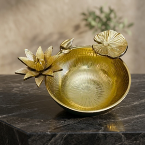 Bol de service en métal poli doré, décoratif en forme de feuille de lotus, vaisselle pour les dîners de fête - Product Image 1
