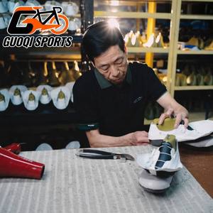 Chaussures de vélo de <span class=keywords><strong>route</strong></span> GUOQI, <span class=keywords><strong>semelle</strong></span> en fibre de <span class=keywords><strong>carbone</strong></span>, dessus en cuir véritable, légères, respirantes, extensibles, fabriquées en Chine, disponibles en grandes tailles - Product Image 2