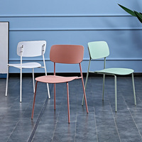 Chaise de salle à manger de style minimaliste moderne italien de luxe, en plastique et en fer, écologique et empilable, pour une utilisation dans une cuisine de petite taille