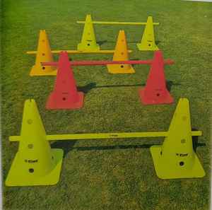 Cônes élevés chacun avec 13 trous pour l'emplacement des poteaux à différentes hauteurs chaque ensemble contient 10 cônes et longs poteaux en plastique - Product Image 1