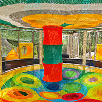 Parcours d'aventure en filet arc-en-ciel NetsTribe sur le thème de la forêt, en corde tressée, pour parcs naturels, campings, stations balnéaires et aventures en famille