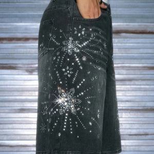 กางเกงยีนส์ขาสั้นทรงหลวมสไตล์วินเทจ ล้างสีแบบซันดราย แต่งลายกราฟิกและเพชรเทียม สำหรับผู้ชาย ความยาวระดับเข่า - Product Image 3