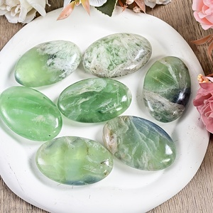 Oferta Especial: Piedra de Fluorita con Forma de Copo de Nieve y Pluma Natural, Cristal Artesanal para Sanación, Diseñada en Forma de Palma - Product Image 2