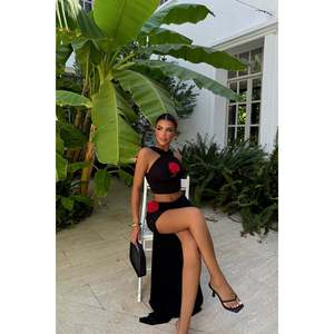 ชุดเซ็ตเสื้อครอปแขนสั้นลายทางสีดำ Marissa พร้อมกางเกงขาสั้นแต่งโลโก้ ความยาวเหนือเข่า สำหรับฤดูใบไม้ร่วง - Product Image 3