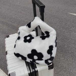 Hiver Automne Grand <span class=keywords><strong>sac</strong></span> à main en <span class=keywords><strong>fausse</strong></span> <span class=keywords><strong>fourrure</strong></span> imprimé vache pour femmes Crossbody Shopping Fur Tote Bag - Product Image 6
