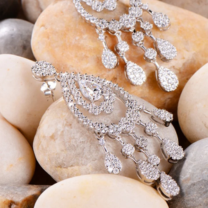 Boucles d'oreilles pendantes en diamant de qualité supérieure pour femmes, bijoux de mariée de créateur avec cristaux complexes pour réception de fiançailles - Product Image 5