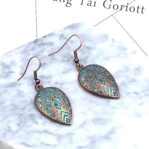 Boucles d'oreilles ethniques en alliage en forme de feuille, motif géométrique, accessoires de mode forgés, bijoux pour femmes toutes saisons - Product Image 3