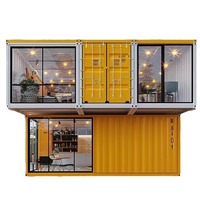 Maison en conteneur d'acier à deux étages, style cabane Apple, avec grandes fenêtres en verre jaunes, entièrement meublée, idéale pour séjour familial dans le jardin.