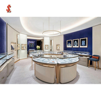 Luxuriöses Rundes Schmuck-Präsentationsinsel-Set Gebogene Glasvitrine mit LED-Beleuchtung Gebürstetes Gold Boutique-Einzelhandelsmöbel