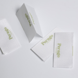 Venta al por mayor de etiquetas de cuidado de planchar para sudaderas con capucha de poliéster impreso lavable con Guía de tallas y logotipo personalizado - Product Image 1