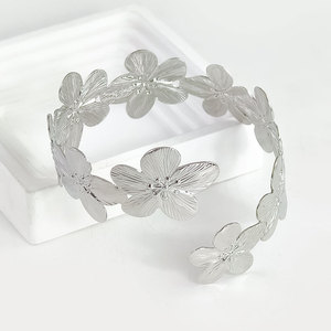 Bracelet manchette ajustable en métal plaqué personnalisé, motif floral populaire, pour femme, idéal pour l'été, la plage et les vacances - Product Image 2