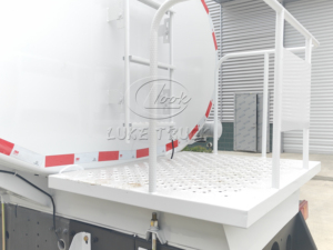 Camión Cisterna de Agua HOWO para Riego Agrícola 4X2 con Tanque de 10000L para Uso Agrícola - Product Image 6