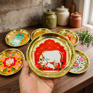 Assiette décorative en métal peinte à la main, design de vache de dessin animé rond, style chinois traditionnel, cadeau fait main - Product Image 4