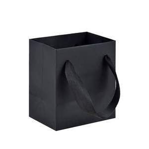 Sacs en papier pour petites entreprises, noir, laminés mat, avec poignées en tissu élargies - Product Image 1