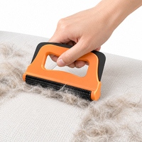 Grattoir en silicone noir pour enlever les poils d'animaux, grattoir à dents de scie pour nettoyer la fourrure des canapés, des tapis et des voitures