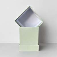 Caja de Cartón Rígido Verde Claro Mate Personalizada con Impresión de Texto Minimalista para Empaque de Fragancias