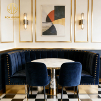 Ensemble de mobilier de restaurant Ron Group Cafe, banquette en forme de U bleu foncé, table en marbre blanc, chaise en métal