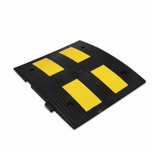 Ileritraffic - Reductor de Velocidad de Alta Resistencia, 50 x 60 x 4,5 cm, Recubierto de Goma Compuesta de PVC, 4 Franjas Reflectantes Negras, 9.30 kg, para Estacionamientos - Product Image 2