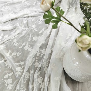 Tissu en crêpe de chiffon 75D brodé de fleurs de luxe, tissu en tulle polyester pour robe de mariée et <span class=keywords><strong>rideaux</strong></span> - Product Image 4