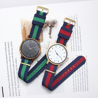 Montre en bois de bambou naturel, bracelet en nylon minimaliste, boucle dorée, unisexe, ultra légère, écologique, bracelet remplaçable, étanche