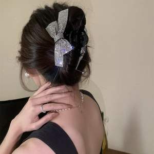 مشبك شعر نسائي بتصميم فيونكة مرصعة بالكريستال اللامع، مشبك أنيق بتصميم فيونكة مرصعة بالكريستال اللامع، مشبك شعر بتصميم فيونكة مرصعة بالكريستال اللامع - Product Image 3