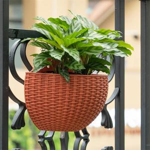 Jardinière suspendue semi-circulaire en plastique tressé imitation rotin pour jardin extérieur - Product Image 4