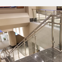 Balustrade d'escalier intérieure en verre avec poteaux en acier inoxydable et main courante en bois