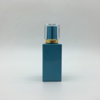 Flacon de parfum en verre coloré de luxe personnalisé 30ml 50ml avec bouchon à vis, estampage à chaud, forme rectangulaire, prêt pour diffuseur à bâtonnets