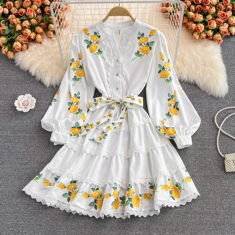 Vintage-inspired puff-sleeve lace-trimmed V-neck print dress