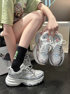 Nouvelles chaussures de sport légères pour femmes, style basket-ball, couleur <span class=keywords><strong>gris</strong></span> argenté, pour augmenter la taille - Product Image 2