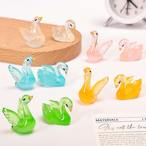 Venta al por mayor B2B: Elegantes figuras de cisnes de resina pastel para terrarios, bricolaje, que brillan en la oscuridad, arte en miniatura para jardín de hadas. - Product Image 2