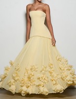 Robe longue plissée élégante sans bretelles avec corset, ourlet large à fleurs 3D et dos lacé, idéale pour les soirées et événements formels – Vente en gros, couleur jaune