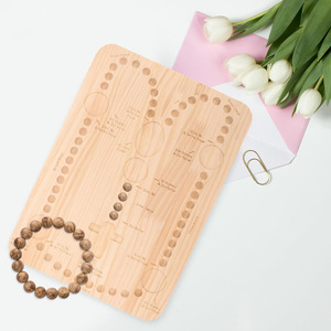 Plateau de rangement en bois naturel pour bijoux, design chapelet, forme carrée, organisateur de bureau, support pour bracelets et pendentifs - Product Image 3