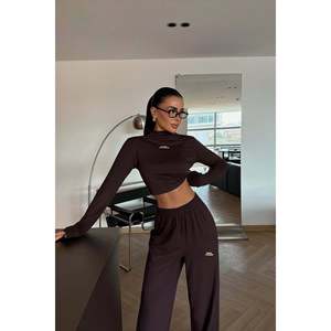 Ensemble deux pièces ample marron Reeves pour femme, motif uni, style décontracté chic, haut et jupe au-dessus du genou, idéal pour les sorties d'automne - Product Image 4