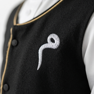 Conjunto de Thobe y Chaleco Islámico Personalizado al por Mayor para Niños, Jubba Blanca de Algodón Premium para Niños Musulmanes con Chaleco Bordado Negro con Botones - Product Image 6