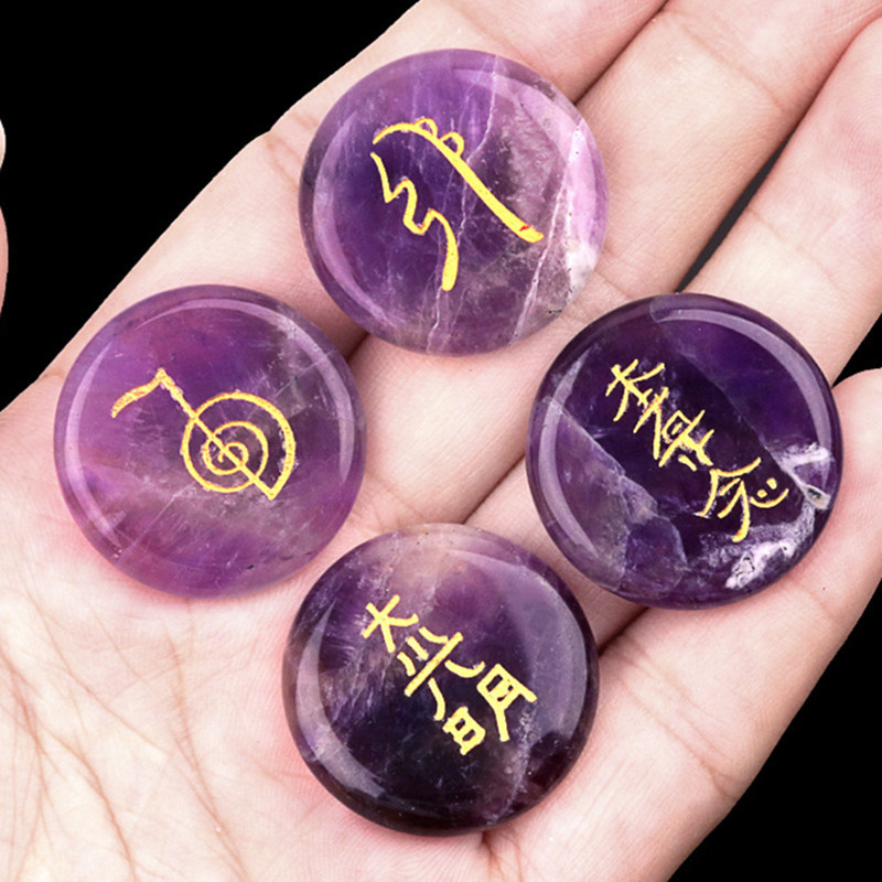 Un ensemble de quatre améthystes