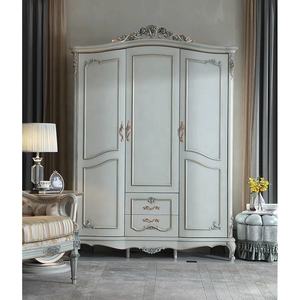 Armario Esmeralda antiguo de lujo europeo de <span class=keywords><strong>tres</strong></span> puertas hecho a mano de madera maciza con tallado en oro muebles de dormitorio francés para uso doméstico - Product Image 1