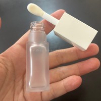 Tube de gloss à lèvres carré givré de 8 ml avec logo personnalisé ISMAN, grand applicateur, emballage vide pour gloss à lèvres, bouchon rose doré, argenté, blanc, noir