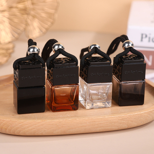 Botellas de Perfume Colgantes de Vidrio Vacías con Tapa Metálica Plana Cuadrada, Ambientador de Coche de Vidrio Colorido para Uso con Aceites Esenciales - Product Image 1