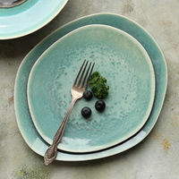 Service de vaisselle en céramique artisanale avec glaçure réactive turquoise, assiettes et bols irréguliers pour la maison, la cuisine et la restauration