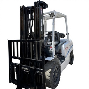 Montacargas Diésel TCM FD30 Usado de 3 Toneladas con Mástil de Tres Etapas, Motor Isuzu y Operación con Asiento, Mástil de 3 Etapas con Desplazamiento Lateral - Product Image 1