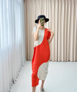 فستان إيسي مياكي الكاجوال المريح ذو الطيات: تصميم فضفاض على شكل حرف H، تصميم بسيط بلون واحد - Product Image 2