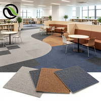 Dalles de moquette commerciales QIANQIAO durables, ignifuges et antidérapantes en nylon 50x50cm pour salles de formation, salles de classe et intérieurs éducatifs, faciles à nettoyer