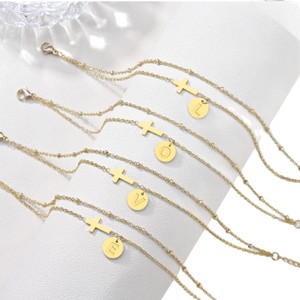 Nueva <span class=keywords><strong>Tobillera</strong></span> de Acero Inoxidable con Colgante Circular de Doble Capa de 26 Letras, Chapada en Oro de 18k, Resistente a la Decoloración, con Cruz Religiosa y Protección Antioxidante - Product Image 4