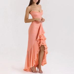 Precioso Vestido Maxi de Tirantes Finos Color Coral con Atractivos Detalles Fruncidos y Abertura con Volantes para Mujer - Product Image 3