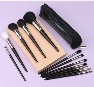 Juego de 12 brochas de maquillaje de pelo de cabra con mango de madera y virola de aluminio gruesa para rostro, ojos, polvos, base y sombra de ojos, personalizables - Product Image 5