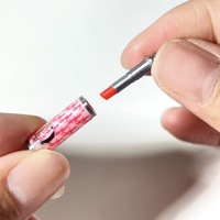 Mini-rouge à lèvres miniature en plastique pour maison de poupée, accessoires de simulation de maquillage, accessoires de scène, accessoires photo (non disponibles)