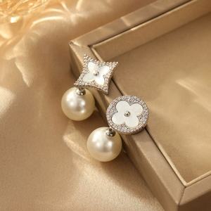 ต่างหูเงินแท้ S925 ชุบทอง ประดับเพชรซิคอน ดีไซน์ดอกไม้สี่แฉก ประดับมุกทรงอสมมาตร ดีไซน์หรูหรา - Product Image 3